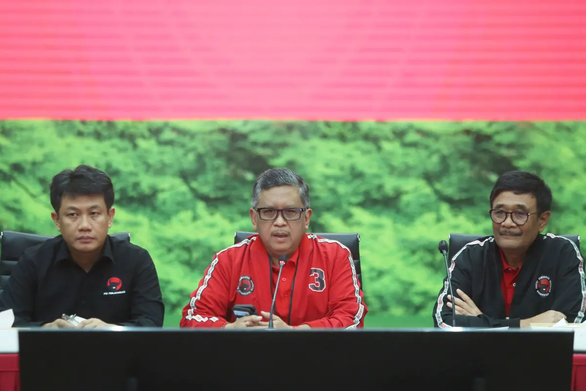 Sekjen PDIP Hasto Kristiyanto dan jajaran partai saat konferensi pers persiapan Rakernas V Partai di Kantor DPP PDIP, Jalan Diponegoro, Menteng, Jakarta, Rabu (22/5/2024). (Merdeka.com/Muhammad Genantan Saputra)