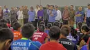 Wakil Presiden RI, Jusuf Kalla memberikan motivasi kepada atlet bulutangkis saat mengunjungi Pusat Latihan Pelatnas PBSI, Cipayung, Jakarta Timur,  (03/10/2017). Hal ini terkait persiapan Asian Games 2018. (Bola.com/Nicklas Hanoatubun)