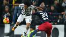 Pemain Juventus, Juan Cuadrado (kiri), berebut bola dengan pemain Genoa, Gabriel Da Silva Moises Antunes, dalam lanjutan Serie A Italia di Stadion Juventus, Turin, Kamis (4/2/2016) dini hari WIB. (AFP/Marco Bertorello)