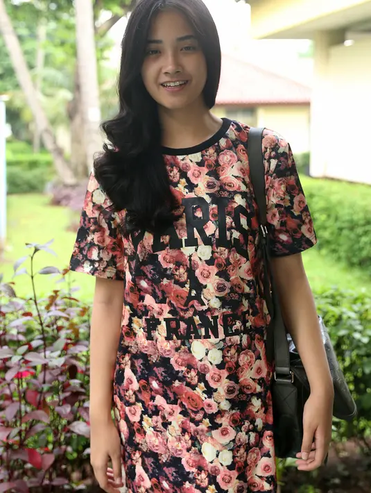 "Kisahnya sih tentang cinta segitiga sama Dinda ini. Dinda gak tau aku pacaran sama Eza. Ini cerita basicly cinta aku sama Eza lalu ada konflik konfliknya, ditambah kehadiran Kia juga," ujar perempuan kelahiran, 15 Oktober 1997. (Andy Masela/Bintang.com)