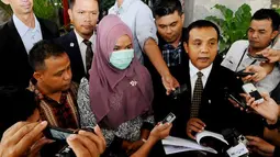 [FOTO] Bupati Indragiri Hulu, Riau Dilaporkan Kasus Pelecehan 