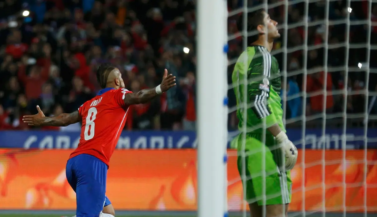 Gelandang Chile, Arturo Vidal (kiri) melakukan selebrasi usai mencetak gol di pertandingan Copa America 2015 di National Stadium, Santiago, Chile, (16/6/2015). Chile bermain imbang 3-3 dengan Meksiko. (REUTERS/Henry Romero)