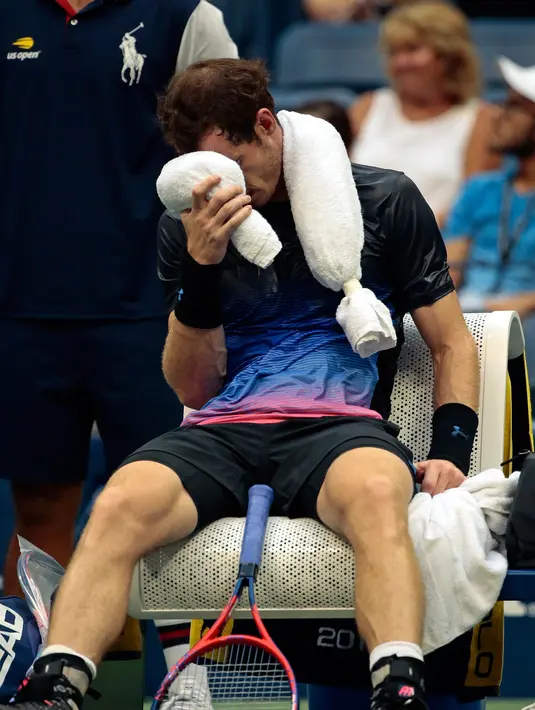 Petenis Britania Raya, Andy Murray menaruh handuk es di kepalanya karena kepanasan saat istirahat bertanding melawan Fernando Verdasco asal Spanyol di putaran kedua AS Terbuka, New York, Rabu (29/8). (AP Photo/Andres Kudacki)