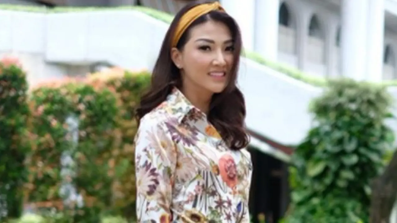 Selain Sarwendah, Gaya Makeup Imlek ala Mama Anak Satu Ini Kece Banget!