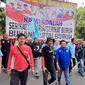 Massa buruh menggelar aksi longmarch mengelilingi Gedung DPR RI saat memperingati Hari Buruh Internasional atau May Day, Senin 1 Mei 2023. (Liputan6.com/Ady Anugrahadi)