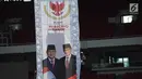 Pekerja merapikan poster wajah pasangan capres-cawapres nomor urut 02 Prabowo Subianto-Sandiaga Uno di Stadion Utama Gelora Bung Karno (SUGBK), Jakarta, Sabtu (6/4). Prabowo dan Sandiaga akan melakukan kampanye akbar di stadion GBK pada Minggu 7 April 2019. (merdeka.com/Imam Buhori)