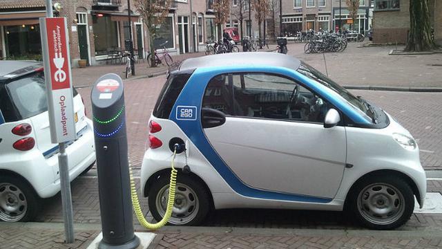 Ilustrasi mobil listrik sedang mengalami pengisian daya baterai di Amsterdam, Belanda. (Sumber Flickr/lhirlimann)