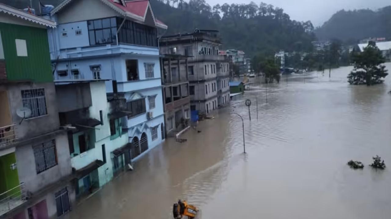 Air banjir menggenangi bangunan di sepanjang Sungai Teesta di Sikkim, India pada 4 Oktober 2023. (Tentara India via AP)