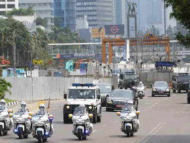 Iring-iringan rombongan Raja Arab Salman bin Abdulaziz al-Saud melintas di Jalan MH Thamrin, Jakarta, Kamis (2/3). Pada hari kedua kunjungannya ke Indonesia, Raja Salman bin Abdulaziz al-Saud menjalani sejumlah agenda. (Liputan6.com/Immanuel Antonius)