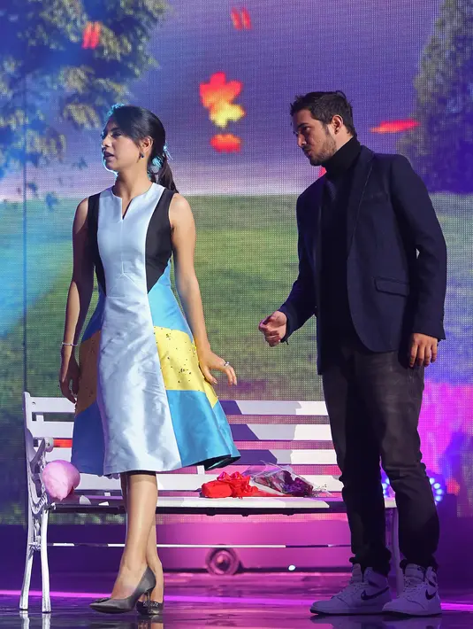 "Benar-benar keren. Panggungnya cahayanya, pengisi acaranya juga keren-keren. Senang bisa terlibat di acara ini. SCTV semakin keren yah, semakin banyak inovasi," paparnya. (Bambang E. Ros/Bintang.com)