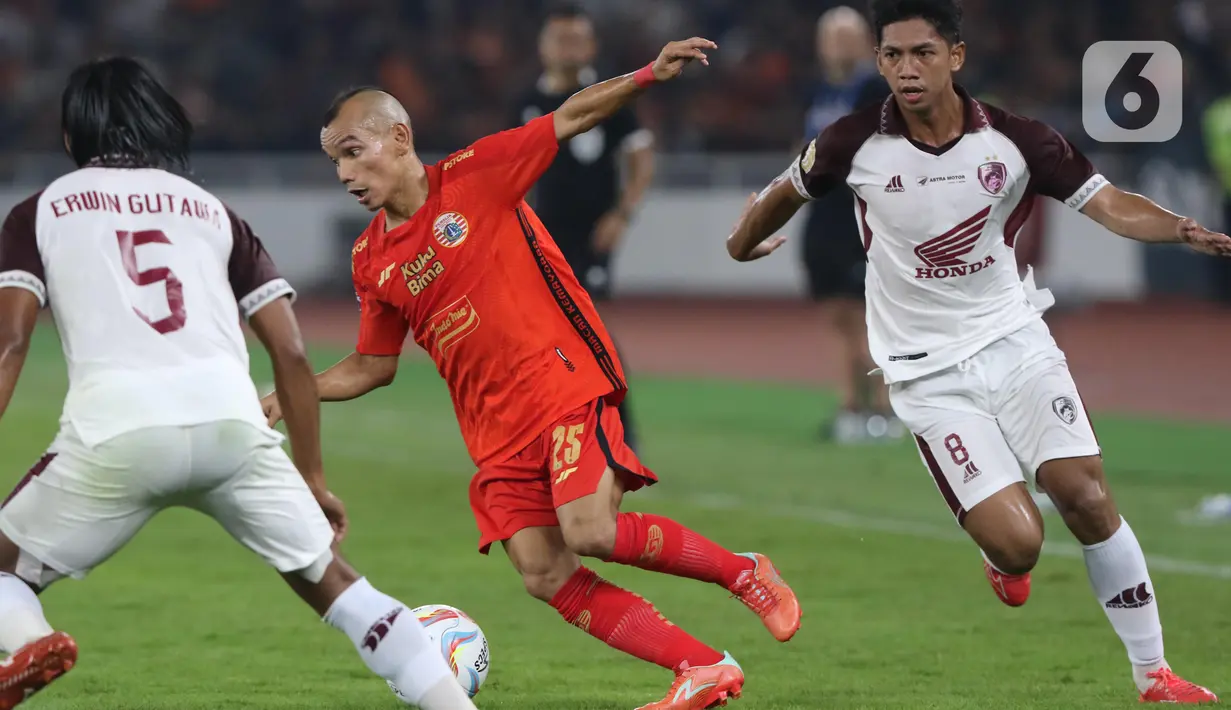 Gelandang Persija, Riko Simanjuntak saat menggiring bola saat melawan PSM pada laga perdana BRI Liga 1 Indonesia 2023/2024 di Stadion Utama Gelora Bung Karno, Jakarta, Senin (3/7/2023). (Liputan6.com/Helmi Fithriansyah)