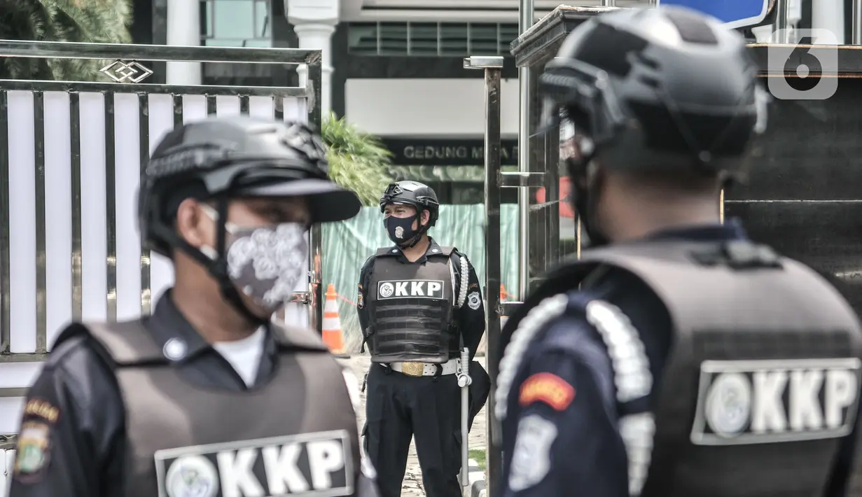 Sejumlah petugas keamanan berjaga di Gedung Mina Bahari KKP, Jakarta, Rabu (25/11/2020). Gedung Mina Bahari KKP dijaga ketat, baik untuk pekerja maupun awak media pasca OTT oleh KPK yang menjerat Menteri KKP Edhy Prabowo di Bandara Soekarno Hatta pada dini hari tadi. (merdeka.com/Iqbal S. Nugroho)