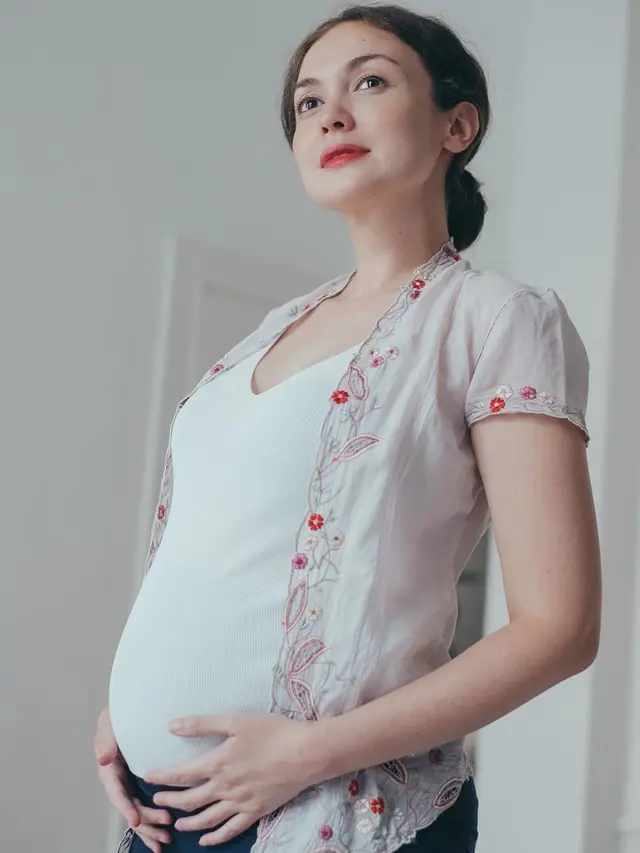 Hamil 7 Bulan, Ini 7 Potret Terbaru Rianti Cartwright Pamer Baby Bump
