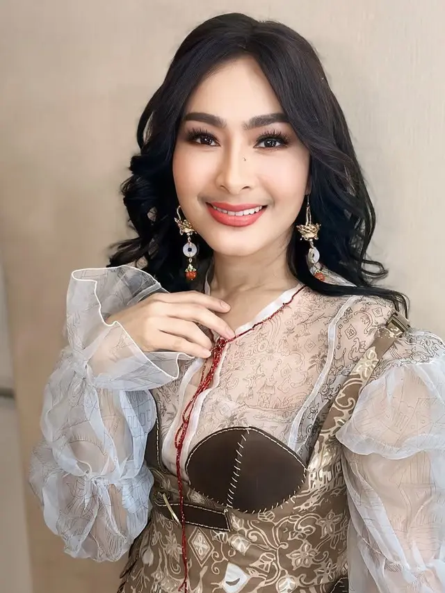 Tampilan Terbaru Iis Dahlia. [@isdadahlia]