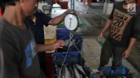 Pedagang menimbang ikan di Pasar Ikan Modern (PIM) Muara Baru, Jakarta, Kamis (21/2). PIM Muara Baru memiliki Instalasi Pengolahan Air Limbah, cold storage, lokasi bongkar muat hingga food court. (Merdeka.com/Iqbal Nugroho)