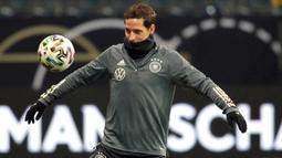 Gelandang Jerman Sebastian Rudy mengontrol bola saat mengikuti sesi latihan tim di Frankfurt am Main, Jerman barat (18/11/2019). Jerman akan bertanding melawan Irlandia Utara pada Grup C Kualifikasi Piala Eropa 2020 di Commerzbank-Arena. (AFP Photo/Daniel Roland)
