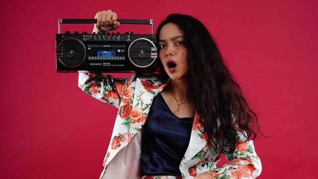 6 Potret Tarapti Ikhtiar Vokalis Svmmerdose yang Bergaya Nyentrik