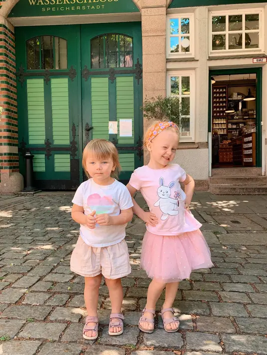 <p>Anak pertama Marissa, Allie sangat suka bernyanyi. Sedangkan Ollie mempunyai kesukaan seperti sang kakak. [Foto: Instagram.com/marissaln]</p>