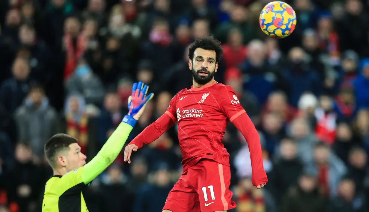 Mo Salah mengincar hat-trick di laga tersebut. Pada menit ke-59, penyerang asal Mesir tersebut melakukan tusukan ke kotak penalti sebelum melepaskan tembakan melengkung. Sayang bola bisa dihentikan oleh Illan Meslier. (AFP/Lindsey Parnaby)