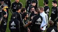 Para pemain Real Madrid berkumpul di lapangan selama sesi latihan terbuka untuk umum di fasilitas latihan Ciudad Real Madrid, Valdebebas, Senin (30/12/2019). Real Madrid akan menghadapi Getafe pada pertandingan La Liga di laga pembuka tahun 2020. (OSCAR DEL POZO/AFP)