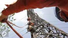 Pasukan Elit PLN saat beraksi di Menara Sutet Jalan Asia Afrika, Jakarta, Rabu (12/8/2015). Pekerjaan tersebut mengandung resiko besar karena jaringan listrik masih dipelihara tanpa dipadamkan. (Liputan6.com/Helmi Afandi)