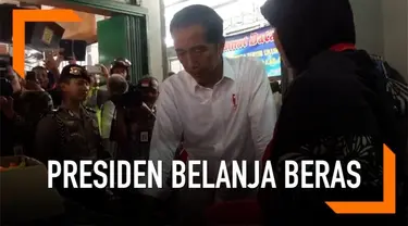Presiden Jokowi berkunjung ke pasar tradisional Pelem Gading Cilacap Jawa Tengah hari Senin (25/2). Ia sempat belanja beras dari salah seorang pedagang.