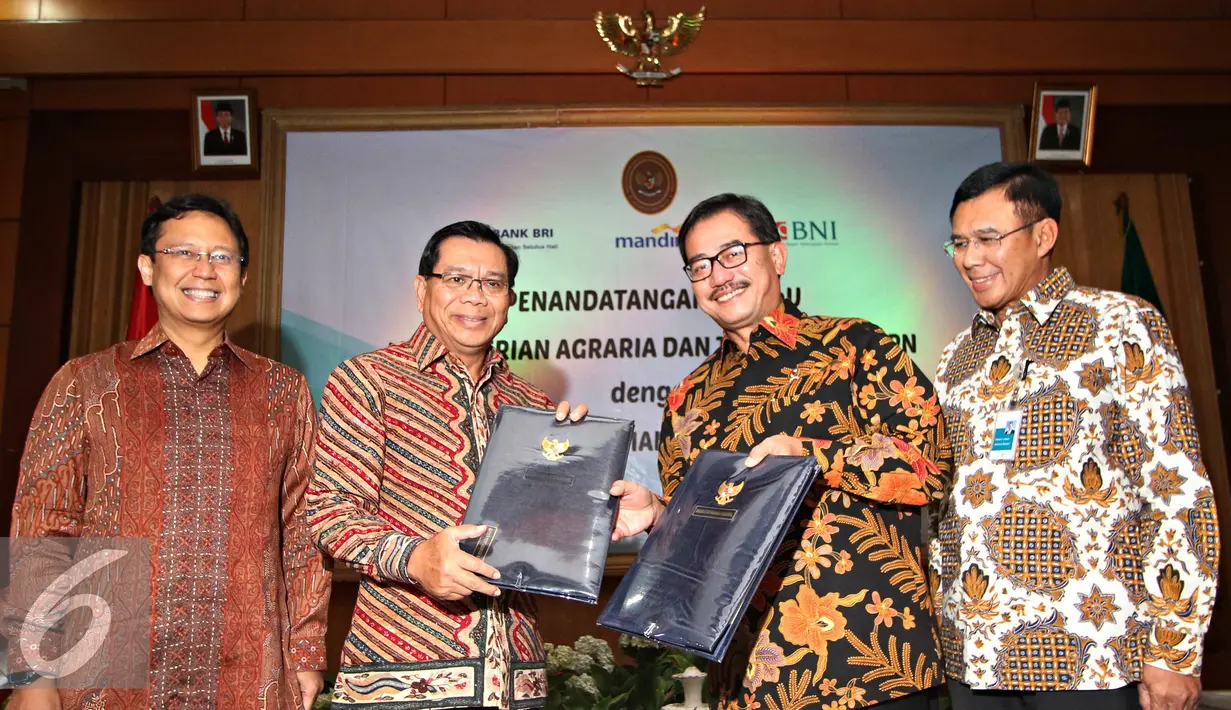 (ki-ka) Dirut Bank Mandiri Budi G. Sadikin, Dirut BRI Asmawi Syam, Menteri Agraria dan Tata Ruang Ferry Mursyidan Baldan dan Dirut BNI Achmad Bhaiquni usai penandatanganan kerjasama (MoU) di Jakarta, Senin (1/2). (Liputan6.com/Immanuel Antonius)
