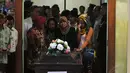 Salah satu jenazah korban pesawat AirAsia QZ-8501 diserah terimakan di RS Bhayangkara, Surabaya, Kamis (1/1/2015). Isak tangis mengiringi upacara terima jenazah dari pihak Kepolisian dan Basarnas kepada keluarga korban. (Liputan6.com/Johan Tallo)