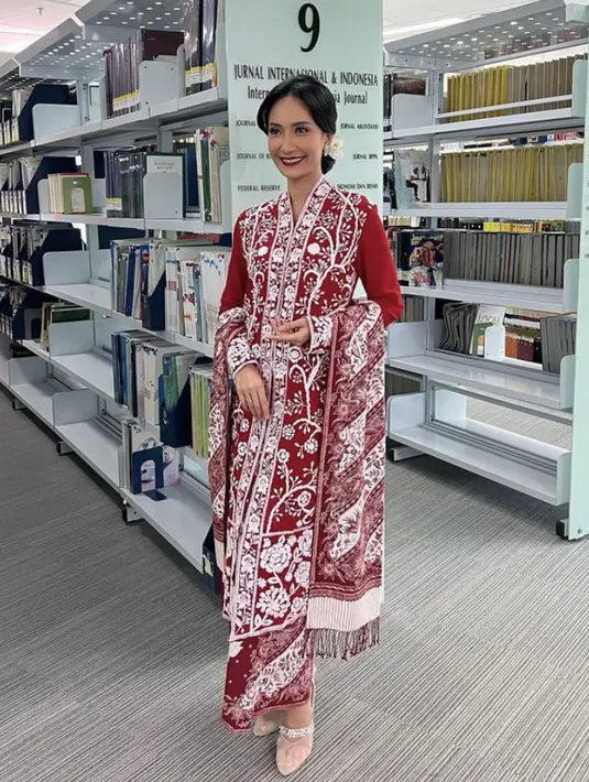 Puteri Indonesia 2004, Artika Sari Devi mengenakan kebaya merah brokat putih serasi dengan selendang dan kainnya. [Instagram/@artikasaridevi]