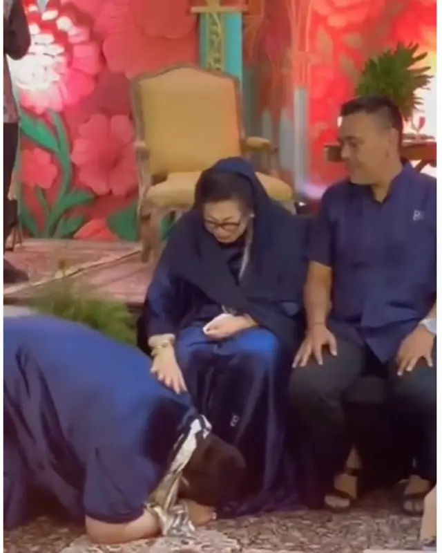 6 Potret Ivan Gunawan gelar Walimatus Safar jelang haji, menangis saat cium kaki sang ibunda