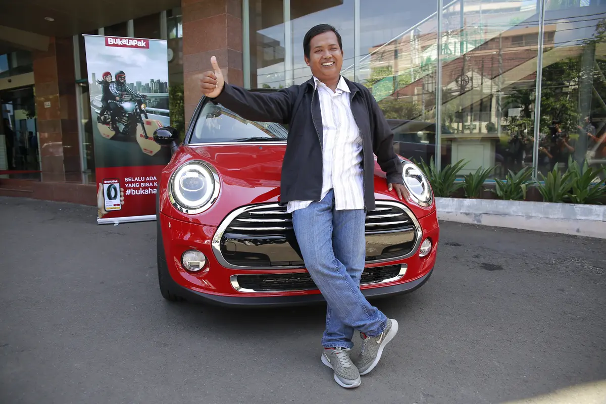 Penyerahan Mini Cooper dari Bukalapak untuk Dedi Heryadi