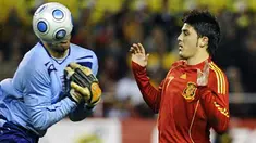 Spain's forward David Villa vies for the ball with England's goalkeeper David James during their friendly match at Ramon Sanchez Pizjuan in Sevilla on February, 11 2009. AFP PHOTO/CRISTINA QUICLER
