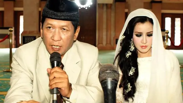 Selebritis Ini Nikahi Wanita yang Pantas Jadi Anaknya