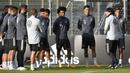 Pelatih Timnas Jerman, Joachim Loew, memimpin sesi latihan jelang laga UEFA Nations League di Stuttgart, Senin (31/8/2020). Jerman akan berhadapan dengan Spanyol. (AFP/Thomas Kienzle)