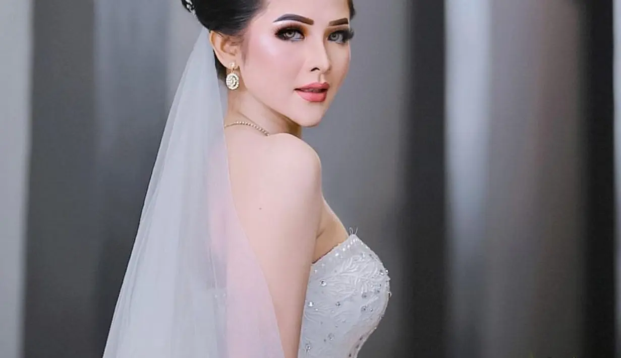 Ternyata, jauh sebelum menikah dengan Denny Caknan, Bella Bonita memang sering menjadi model makeup pengantin. Seperti terlihat di foto ini ketika ia menjadi model pengantin modern. Dengan gaun pengantin putih dan tiaranya, Bella Bonita tampil super cantik degnan bold makeup bernuansa merah muda. Foto: Instagram.