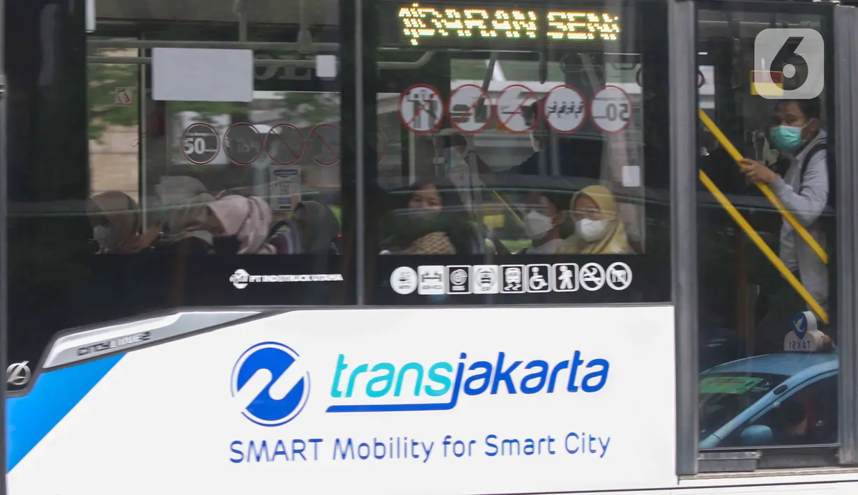 Penumpang menaiki bus Transjakarta di kawasan Jalan Mh Thamrin, Jakarta, Rabu (25/5/2022). Kawasan Jabodetabek memberlakukan PPKM Level 1 mulai 24 Mei selama dua pekan mendatang. Selama kebijakan berlaku, karyawan di perusahaan sektor non esensial diperbolehkan bekerja dari kantor atau work from office (WFO) dengan kapasitas 100 persen. (Liputan6.com/Herman Zakharia)