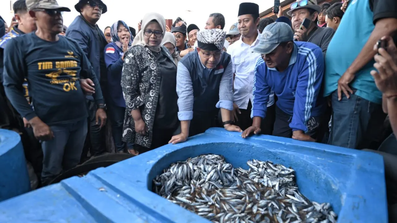 Bakal Calon Presiden (capres) Koalisi Perubahan untuk Persatuan (KPP) Anies Baswedan menemui para nelayan yang ada di Tempat Pelelangan Ikan (TPI) Pelabuhan Muncar, Banyuwangi, Jawa Timur.