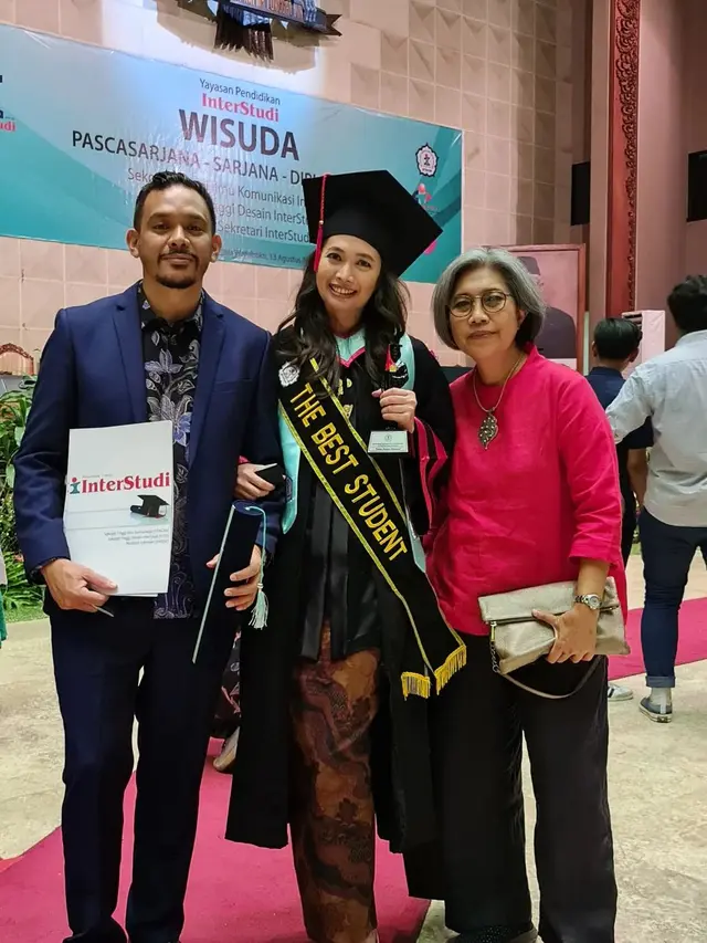 Verlita Evelyn ikuti wisuda S-2 di kampusnya (Foto: Instagram @ivan_saba)