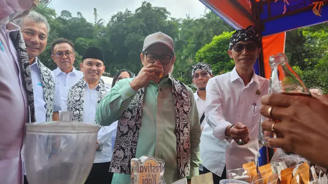 Menko Pemberdayaan Masyarakat, Muhaimin Iskandar saat menikmati minuman khas UMKM Desa BRILian, Ketapanrame, Kabupaten Mojokerto. (Liputan6.com/Dicky Agung Prihanto)