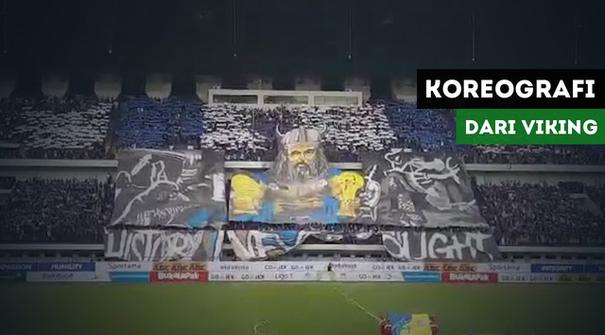Viking Persib Club (VPC) membuat koreografi saat Persib Bandung menghadapi PS Tira.