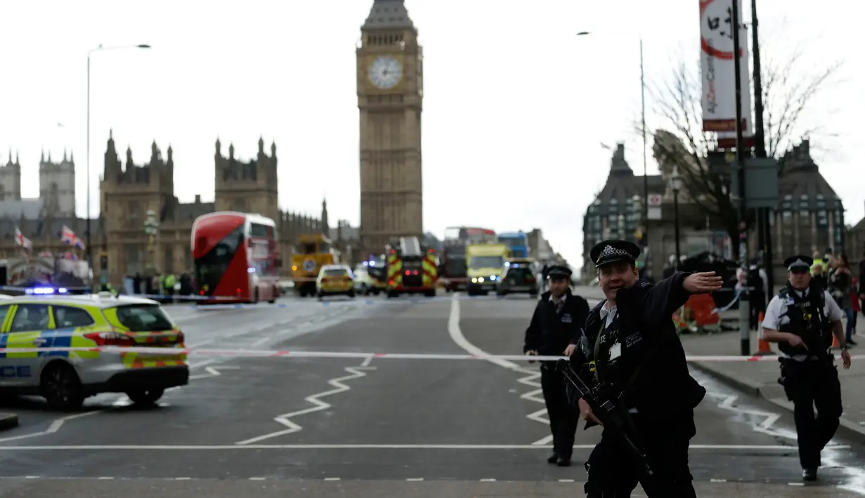 Aparat kepolisian mengamankan sekitar gedung Parlemen Inggris di London, Rabu (22/3). Kepanikan melanda ketika rangkaian serangan yang menewaskan setidaknya lima orang terjadi hanya beberapa meter dari pusat Gedung Parlemen. (AP Photo/Matt Dunham)