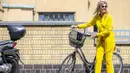 Ratu Belanda Maxima tiba dengan sepeda untuk mengunjungi Museum The Hague di Den Haag pada 2 Juni 2020. Kunjungan Ratu Maxima untuk merayakan pembukaan kembali museum seni tersebut setelah ditutup selama beberapa minggu karena pandemi corona covid-19. (Frank Van BEEK / ANP / AFP)
