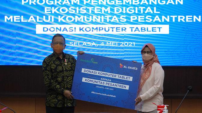 XL Axiata mendonasikan 100 laptop dan akses internet ke-12 pondok pesantren di berbagai daerah di Indonesia, penyerahan donasi dilakukan oleh Presdir sekaligus CEO XL Axiata Dian Siswarini (Foto: XL Axiata).