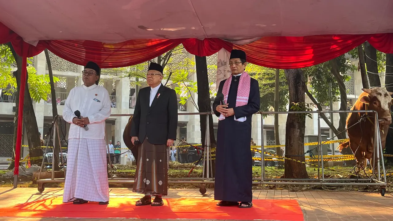 Wakil Presiden (Wapres) Ma’ruf Amin menyerahkan sapi kurban miliknya dan milik Presiden Joko Widodo (Jokowi) di Masjid Istiqlal, Jakarta Pusat.