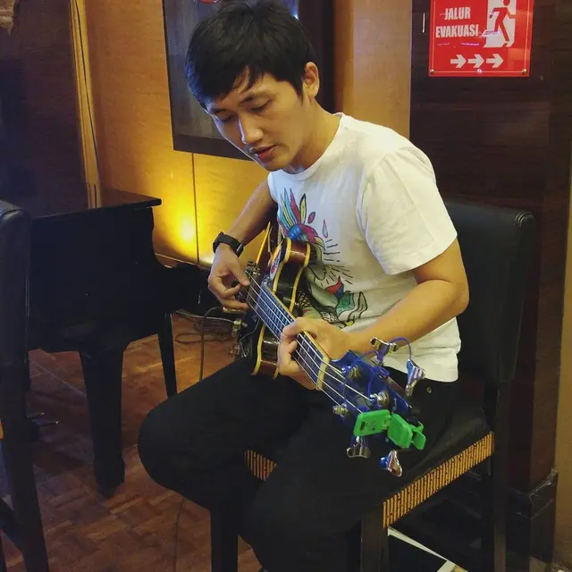 6 Potret Terbaru Eric Teman Duet Melly Goeslaw di AADC, Kini Jadi Wakil Rakyat