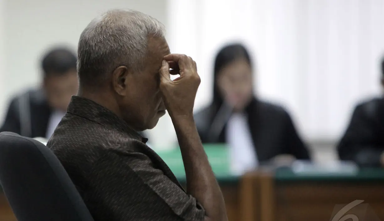 Bupati Biak Numfor, Yesaya Sombuk saat mendengarkan tuntutan jaksa di Pengadilan Tipikor, Jakarta, Senin (29/9/2014) (Liputan6.com/Miftahul Hayat)