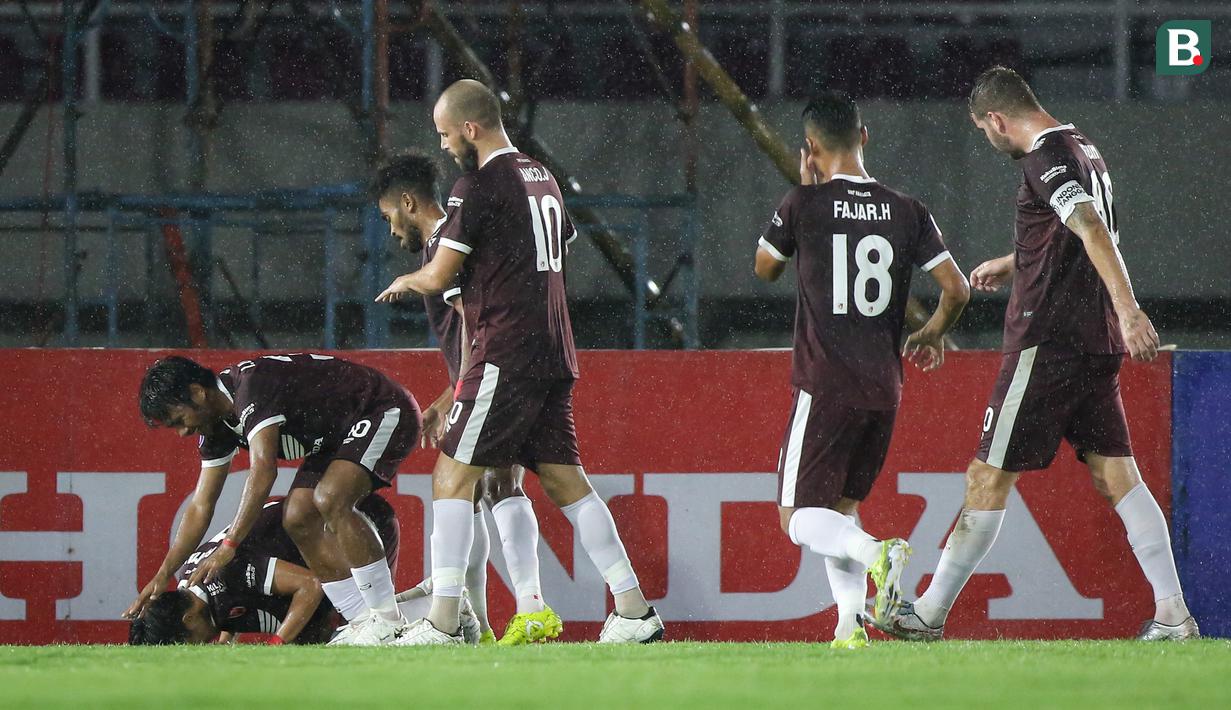Sejumlah pemain PSM Makassar merayakan gol pertama ke gawang PSS Sleman yang dicetak oleh Abdul Rahman (kiri) dalam laga pekan ke-12 BRI Liga 1 2021/2022 di Stadion Manahan, Solo, Kamis (18/11/2021). (Bola.com/Bagaskara Lazuardi)