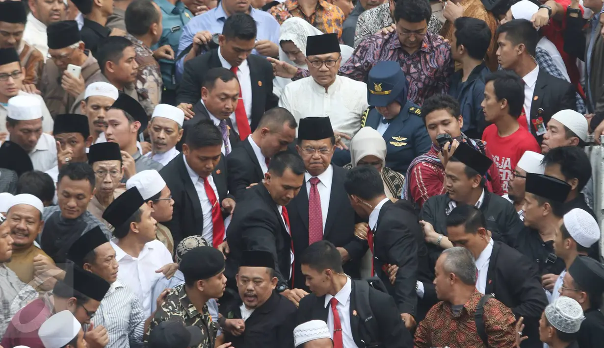 Wapres Jusuf Kalla berada di tengah kerumunan orang saat menghadiri pemakaman Mantan Ketua Umum PBNU KH Hasyim Muzadi di Pondok Pesantren Al Hikam, Depok, Kamis (16/3). (Liputan6.com/Immanuel Antonius)