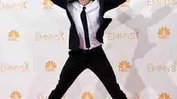  Pembawa Acara Reality Show Terbaik Phil Keoghan melompat kegirangan setelah menerima penghargaan (Jason Merritt/Getty Images/AFP)