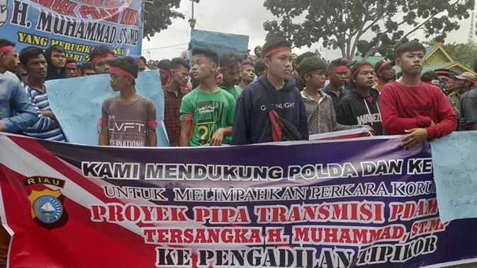 Demonstrasi Masyarakat Kabupaten Bengkalis di depan kantor Reskrimsus Polda Riau mendesak penuntasan kasus Plt Bupati Bengkalis. (Liputan6.com/M Syukur)